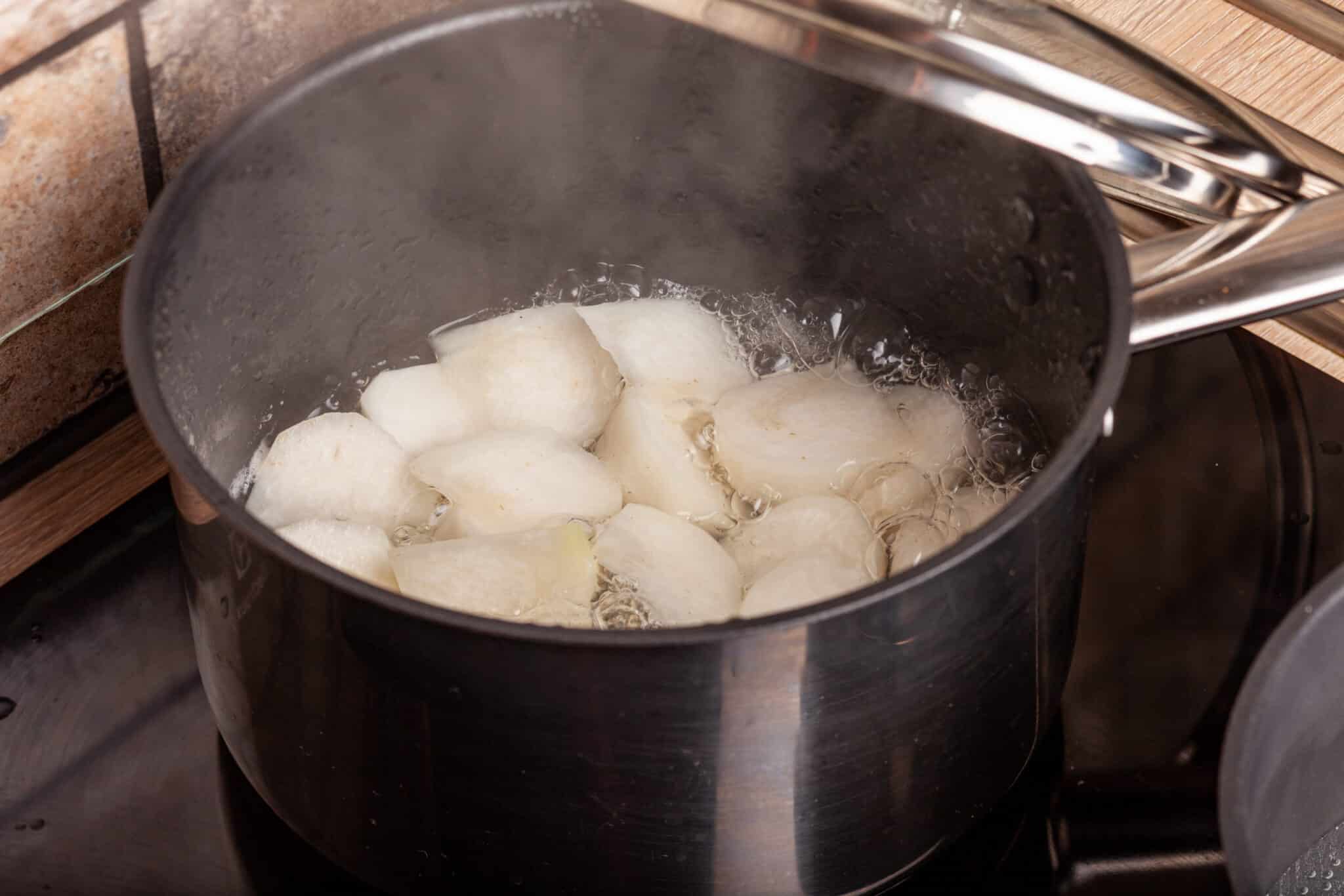 Grillete kyllingbryst med neper sylta reddiker og ertepuré 1 scaled